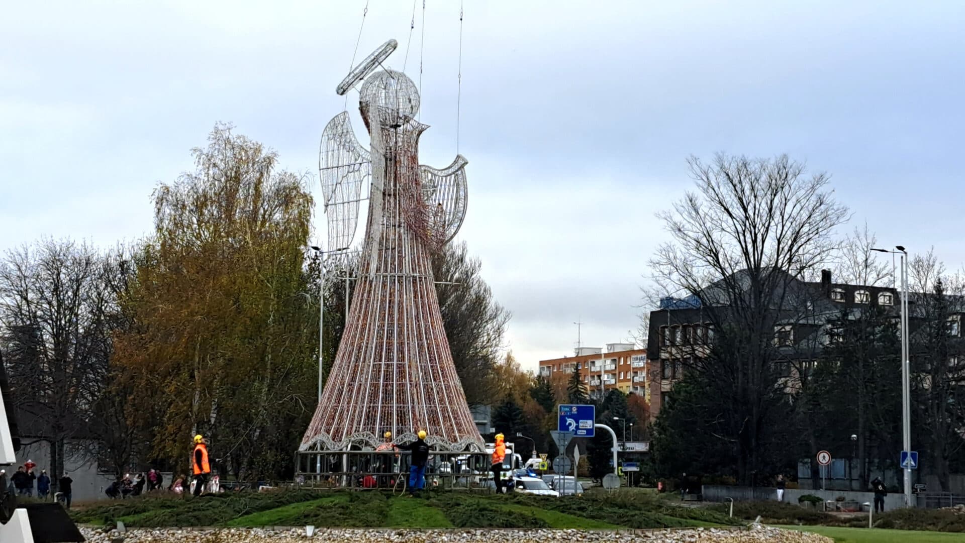 Veľkolepá vianočná dekorácia! Do mesta priletel 13-metrový anjel (FOTO)