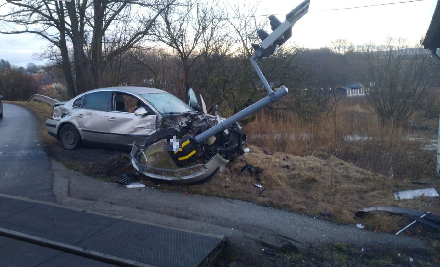 Hrozivo vyzerajúca zrážka v Haniske pri Prešove. Vlak odhodil auto do stĺpu (FOTO)