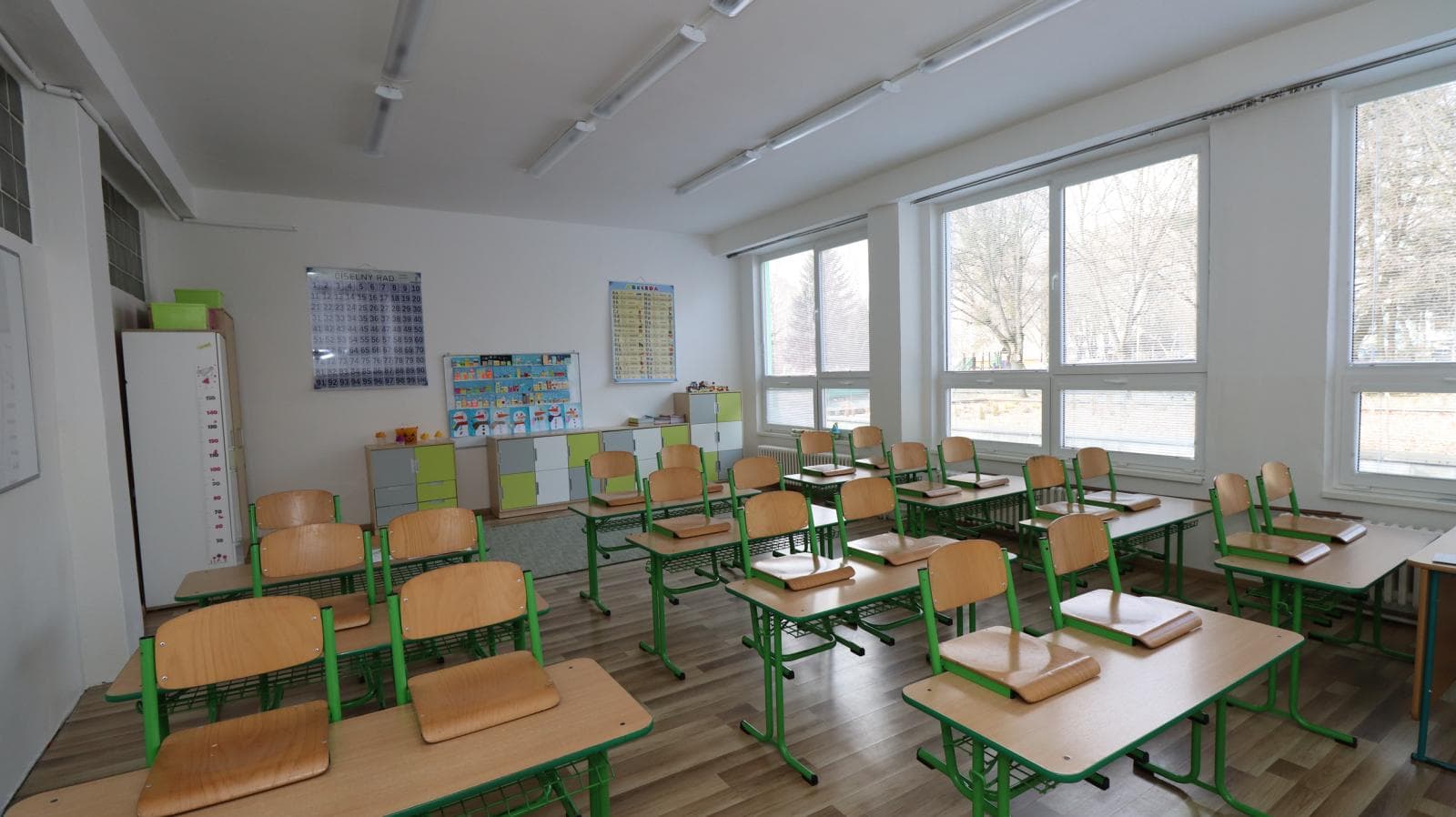 Z budovy školy padala omietka. Žiaci sa konečne učia vo vynovených priestoroch (FOTO)