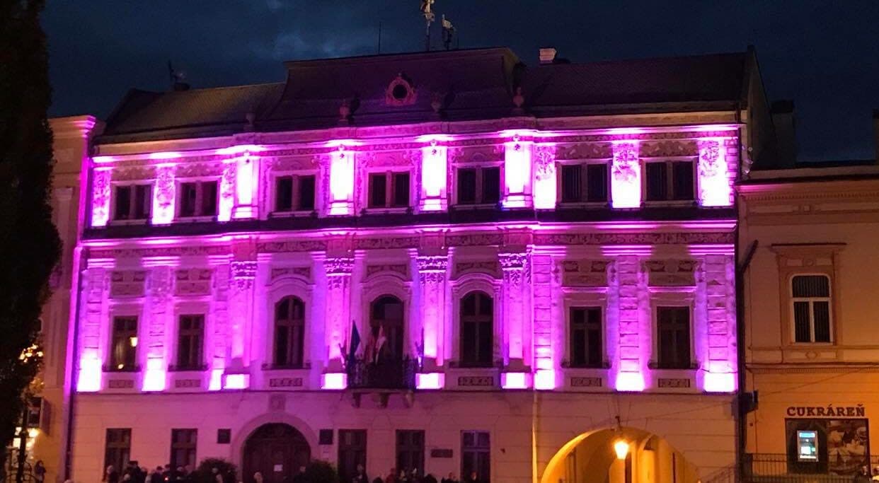 Prešovské budovy zažiaria purpurovo na podporu predčasne narodených detí