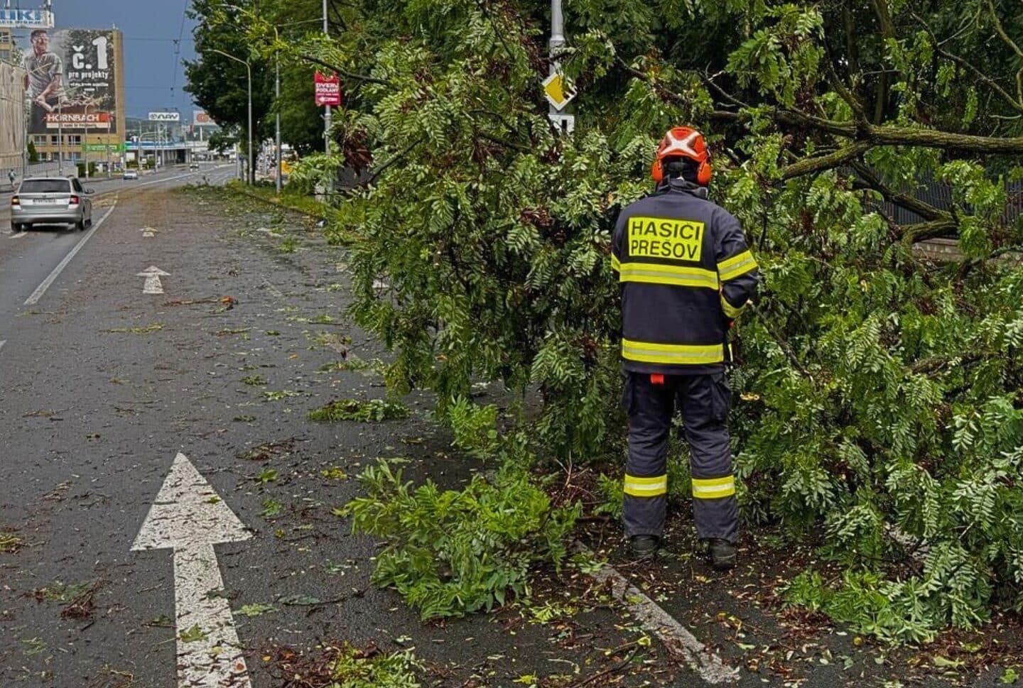 Záchranné práce po pondelkovej smršti pokračujú, pomáhajú pri nich aj vojaci