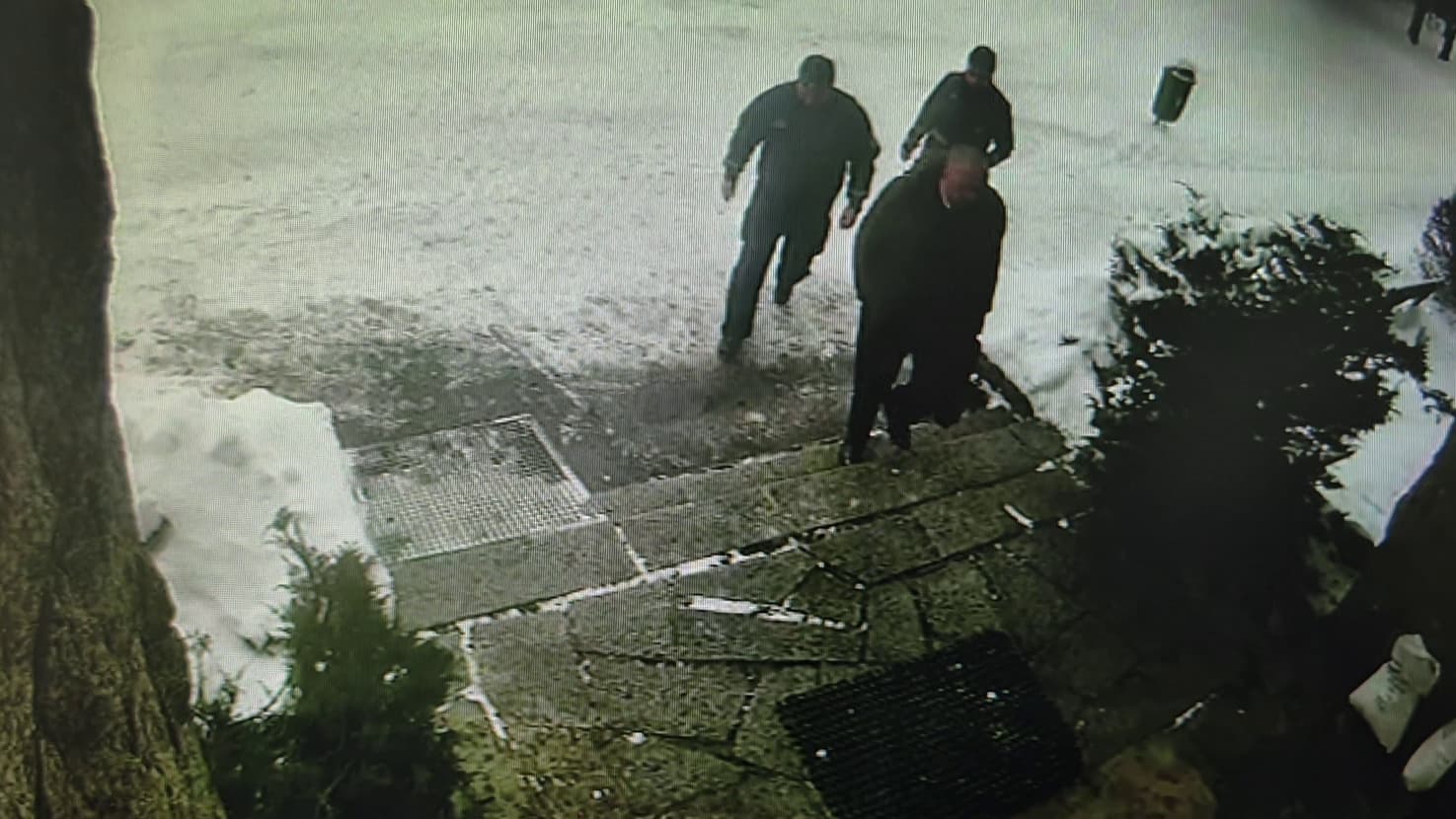 Fotografia k súvisiacemu článku Občania Tatier vyzvali primátor na odstúpenie. Odvolanie riaditeľky ZŠ v Tatranskej Lomnici prebehlo za asistencie polície